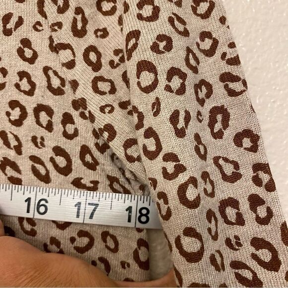 Ann Taylor Factory leopard print knit blouse top ruffled 3/4 sleeves crew neck M - Picture 6 of 9